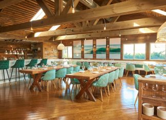 La Fin: A Montauk Institution With Great Food, Great Service, and Live Music